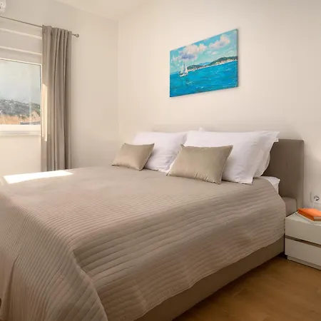 Hillside アパート ムルテル